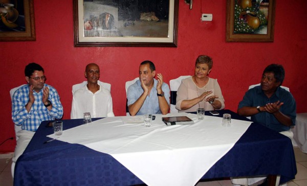 Enrique Reneau recibe 50 mil lempiras de alcalde ceibeño