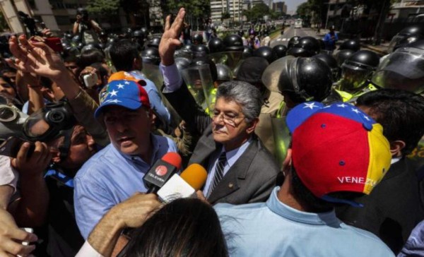 Diputados opositores protestan por la muerte de un adolescente en Caracas