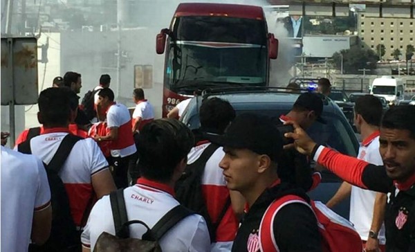 Tremendo susto se llevó Brayan Beckeles en el bus del Necaxa
