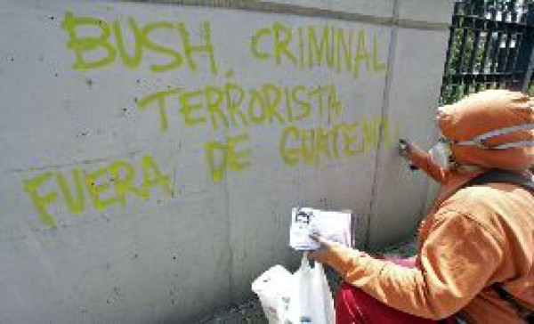Protesta contra visita de Bush frente a embajada de EUA en Guatemala