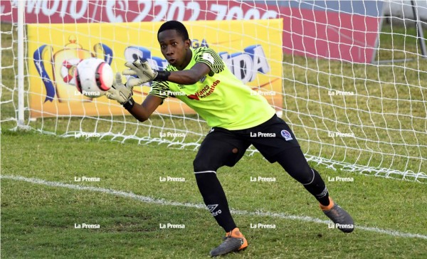 Alex Güity, un debut inesperado en la portería del Olimpia