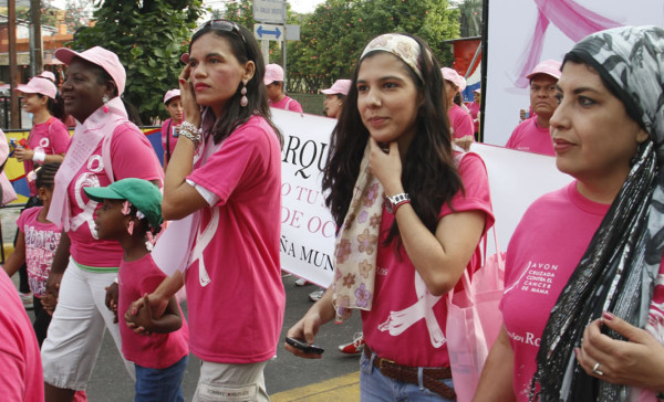 Caminan de rosa contra el cáncer de mama en San Pedro Sula