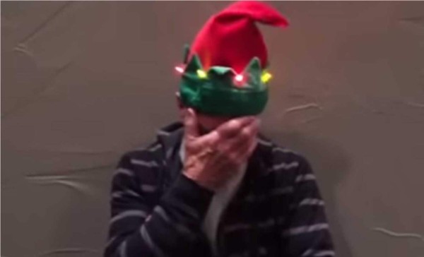 El sombrero navideño que causa furor en redes. Foto YouTube.