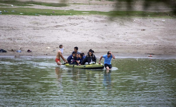 EUA detiene a un centenar de inmigrantes en el Río Bravo