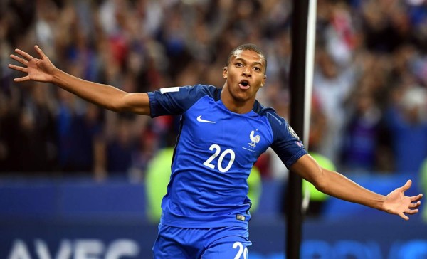 Mbappé celebra su fichaje por el PSG con gol y Francia humilla a Holanda