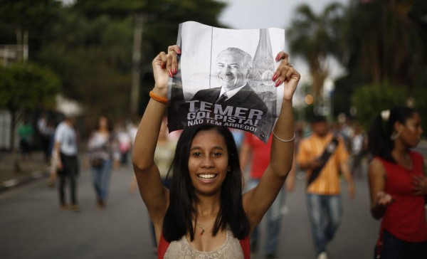 Supporters of Brazilian suspended President Dilma Rousseff protest against acting president Michel Temer, in Sao Paulo, Brazil on May 22, 2016. Rousseff was suspended from office to face an impeachment trial on charges of tweaking government accounts to make them look better as she sought re-election in 2014. / AFP PHOTO / Miguel Schincariol