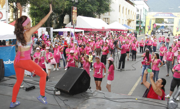 Caminan de rosa contra el cáncer de mama en San Pedro Sula