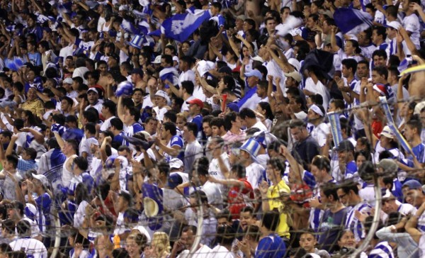 Decepción y molestia en afición por derrota de Honduras