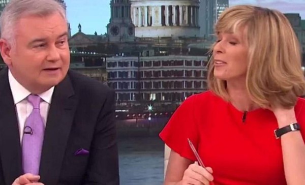 Presentadora se saca un rulo del cabello en pleno programa