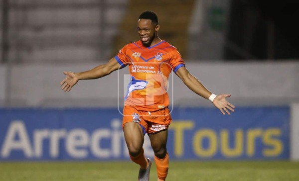 Carlos Róchez fue la figura del partido con un doblete para la UPN ante Real de Minas.