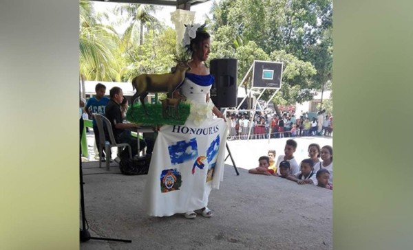 Impresionantes vestidos que demuestran cultura y patriotismo