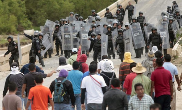 México: Maestros incendian sedes de partidos en Chiapas