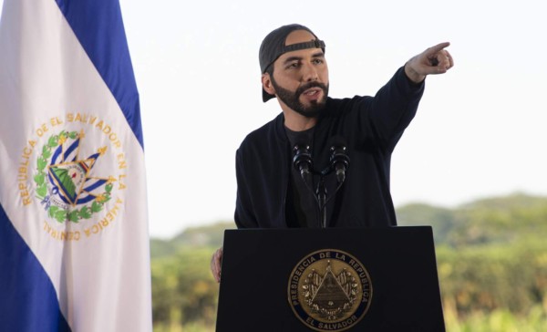 Salvadoreños aprueban a Bukele pero bajan su nota en primer año de gobierno