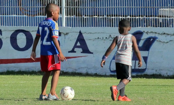 Hijos de Porciano Ávila y Wilson Güity se roban las miradas en práctica del Victoria