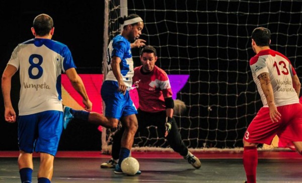 Ronaldinho derrochó magia y marcó cinco goles en la India