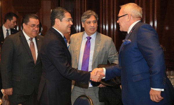 Juan Orlando firma acuerdo con bancos alemanes para financiar a pobres