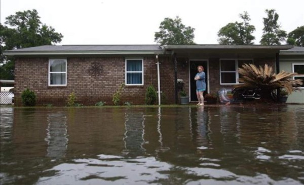 Un muerto y carreteras cortadas por fuertes lluvias en Florida, EUA