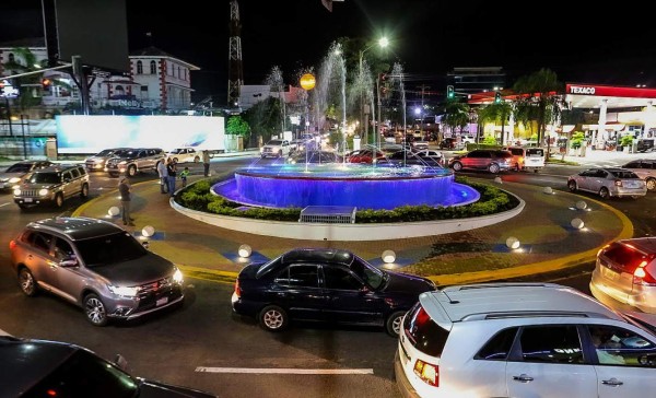 Fuente Luminosa embellece de nuevo la Circunvalación