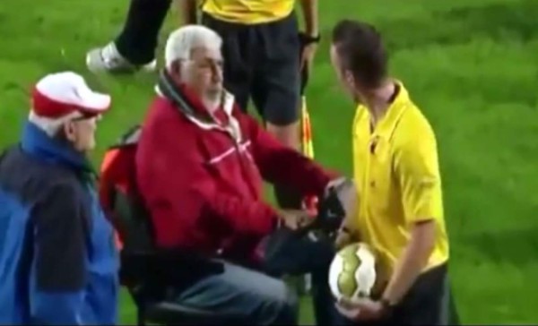 VIDEO: Hincha intenta atropellar al árbitro... ¡con su carrito de minusválido!