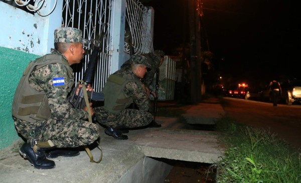 Militares se resguardan del ataque de los pandilleros. El tiroteo duró tres horas la noche del sábado en Chamelecón.