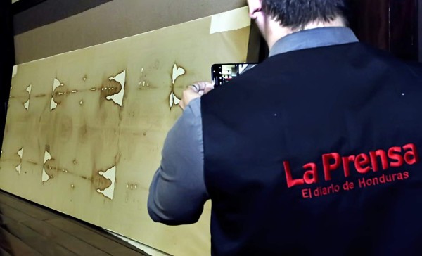 Réplica de la Sábana Santa ya se exhibe en San Pedro Sula