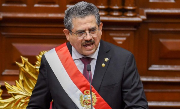 Merino anuncia su renuncia a la presidencia de Perú