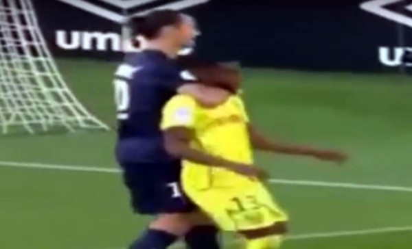 VIDEO: Ibrahimovic 'estrangula' a un rival en el Nantes-PSG
