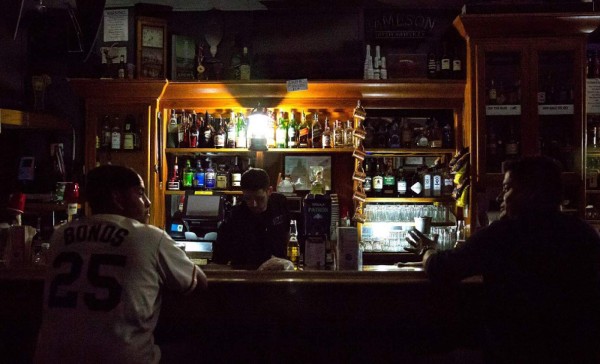 California suspende reapertura y ordena cierre de bares y restaurantes