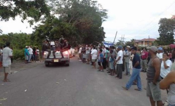 Desalojan por segunda vez a protestantes en Puerto Castilla