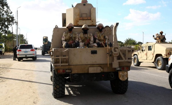 Siete policías y 4 terroristas egipcios muertos en ataques en el Sinaí