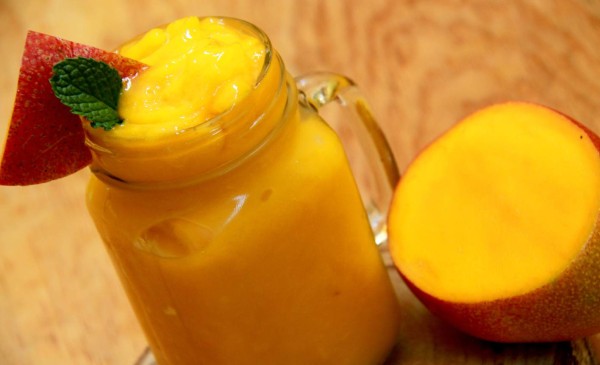 Decorar el granizado con hojas de menta y una rodaja de mango.