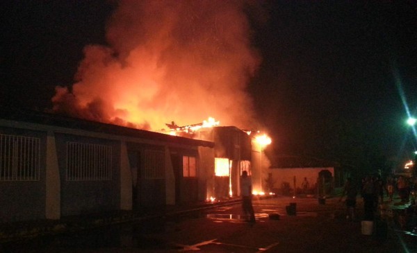 Arde alcaldía de San Luis; olor a combustible impregna restos