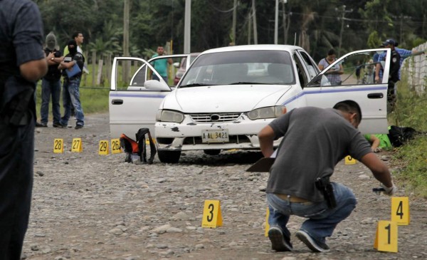 Encapuchados bajan de taxi a tres hombres y los matan en La Ceiba