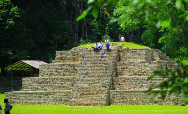 Hondureños incrementan visitas en Copán Ruinas