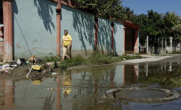 Denuncian pestilencia y derroche de agua