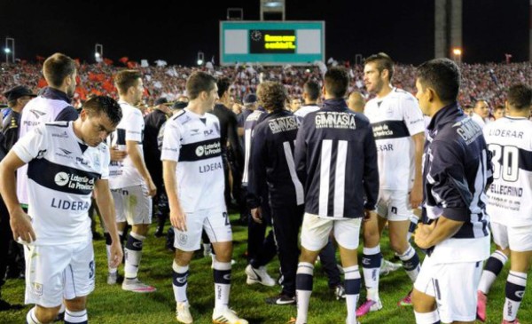 ¡Insólito! Dirigentes y futbolistas de un mismo club terminaron a trompadas