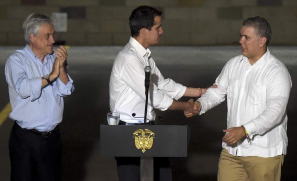 Duque entrega ayuda a Guaidó y exige que se permita su ingreso a Venezuela