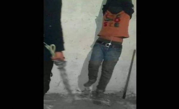 ISIS tortura a joven de 14 años y lo expone en las redes
