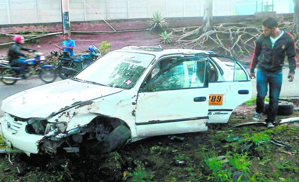 Hallan taxi estrellado contra árbol en la capital hondureña