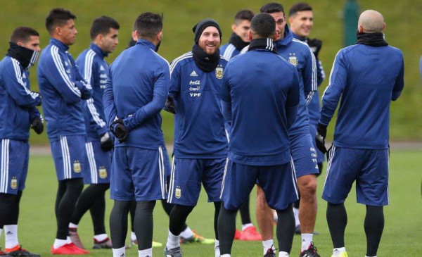 Messi se incorpora a la concentración de Argentina en Manchester