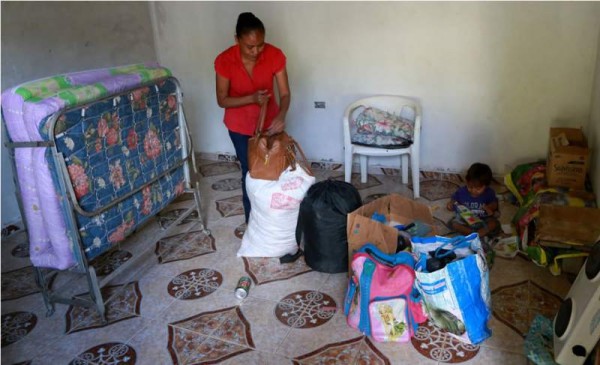 María Pilar recoge sus pertenencias para irse a vivir adonde su hija mayor.