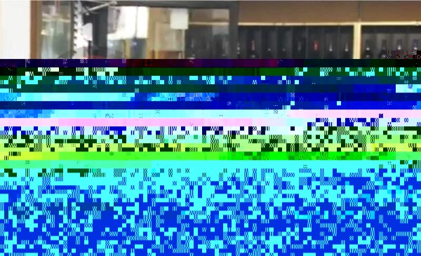 Varios hombres fueron víctimas de la broma de la 'mano peluda' que sale de un congelador de un supermercado. Foto YouTube.