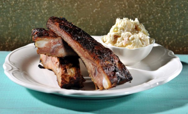 Costillas al horno con ensalada de papa