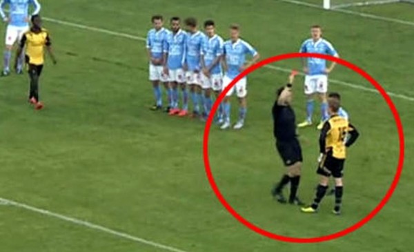 Futbolista fue expulsado por llamar homosexual a rival