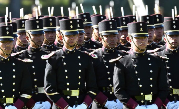 Members of the Mexican Army take part in a military ceremony with Mexico's new President Andres Manuel Lopez Obrador (out of frame) in Mexico City on December 02, 2018. - Anti-establishment leftist Andres Manuel Lopez Obrador vowed a 'deep and radical' change in Mexico as he assumed the country's presidency on the eve. (Photo by RODRIGO ARANGUA / AFP)