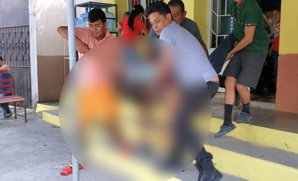 Momento en el que el comerciante es trasladado a un centro asistencial.