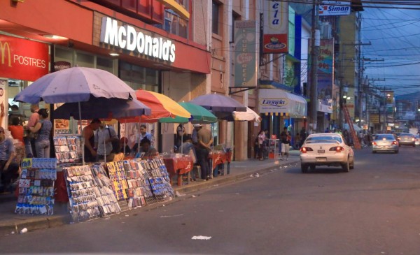 Vuelven a invadir las aceras del centro de San Pedro Sula