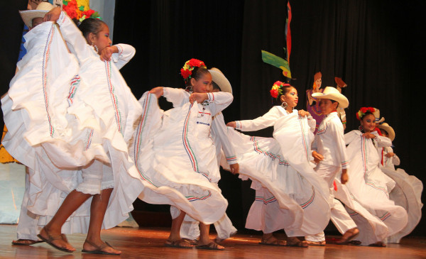 Escuela Internacional Sampedrana se luce con festival cultural