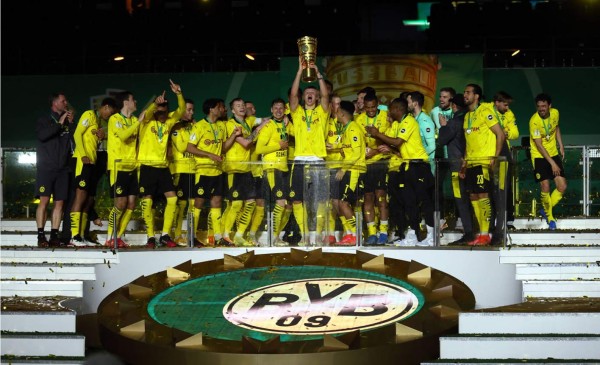 Dobletes de Erling Haaland y Jadon Sancho le dan al Borussia Dortmund la Copa de Alemania