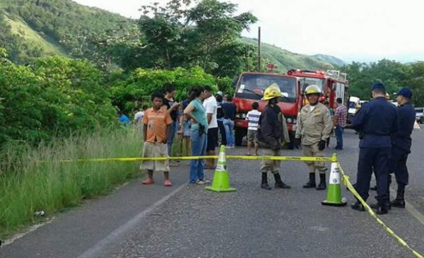 Abogado hondureño muere al caer su carro en hondonada